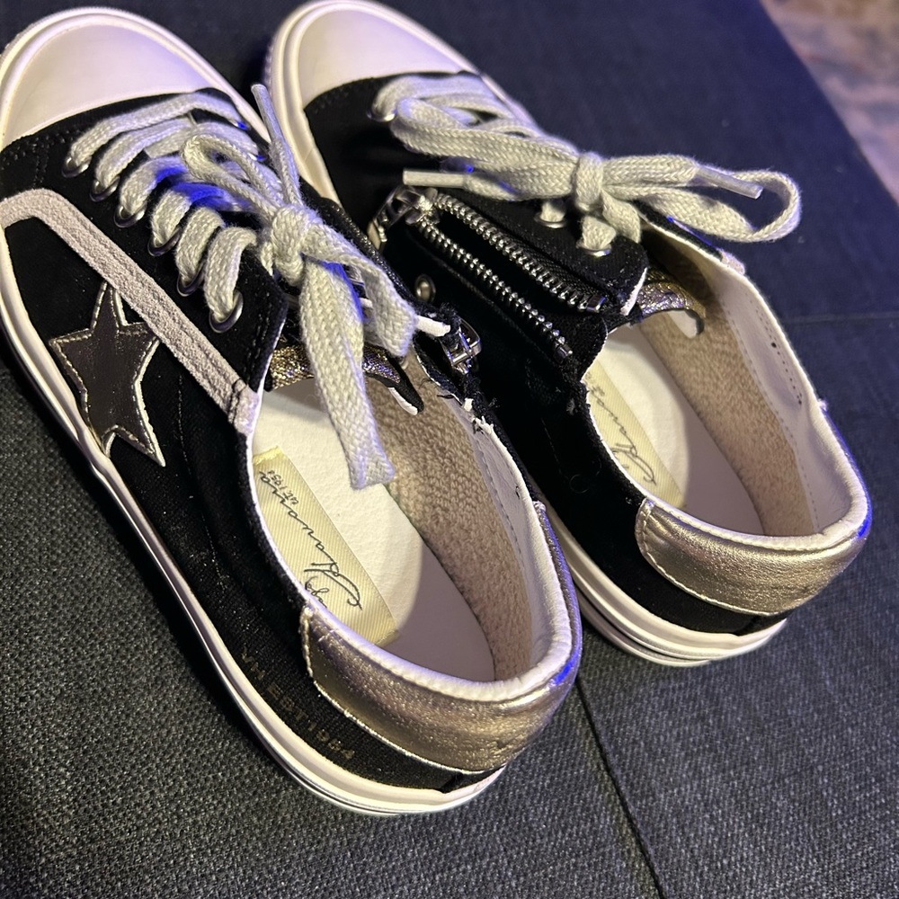 Vintage Havana Black and Silver Star Sneakers.  Size 4 young girls.  No box